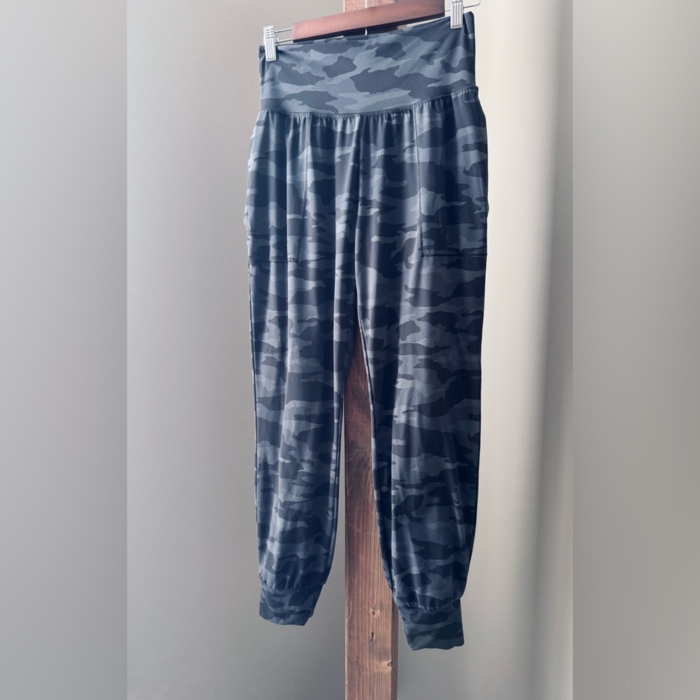 Athleta Salutation Black & Gray Camo Jogger Size SM High Rise Buttery Soft EUC